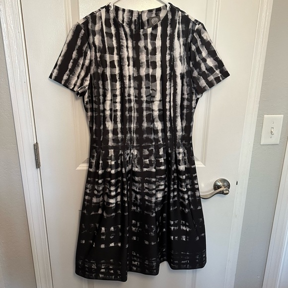 Vince Camuto Dresses & Skirts - VINCE Camuto short sleeve abstract dress size 12